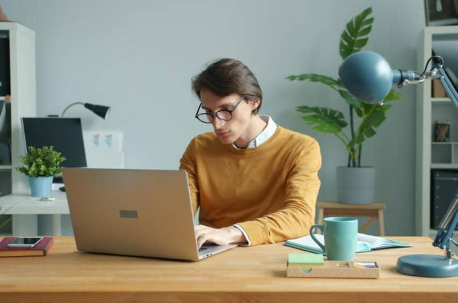 ilustrasi main laptop