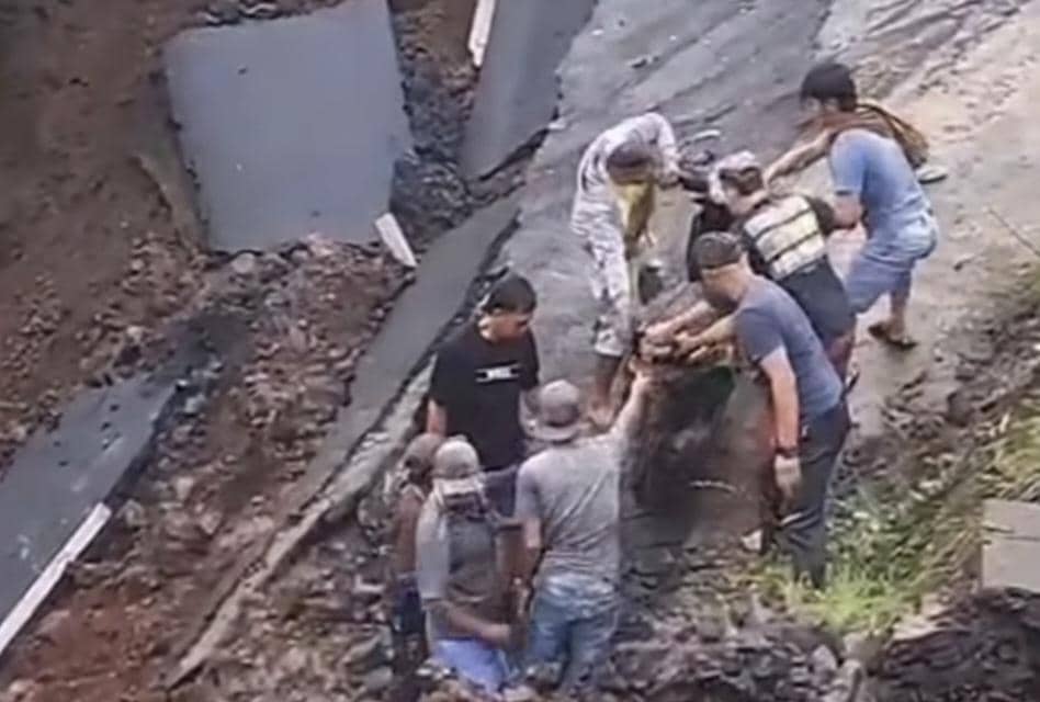 Jalur Menuju Air Terjun Madakaripura Terputus Akibat Longsor