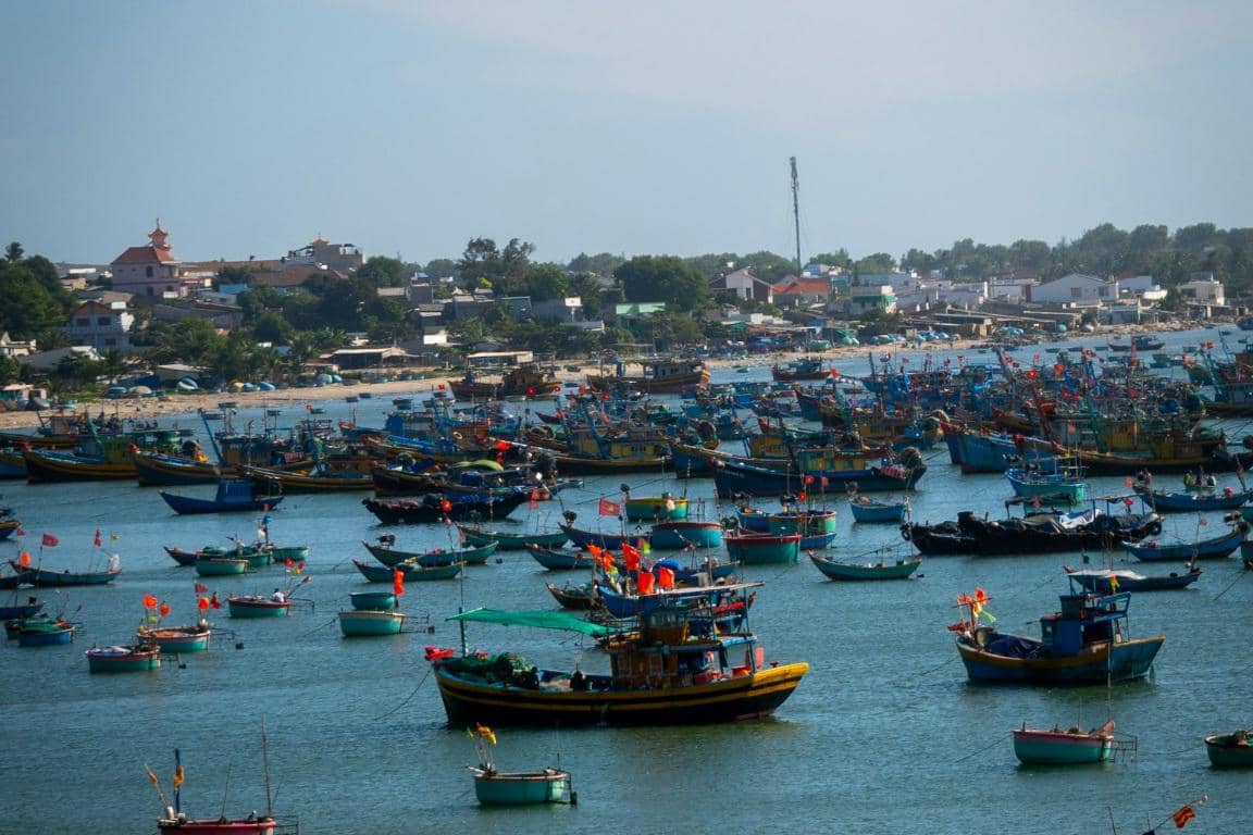 Kapal nelayan di laut