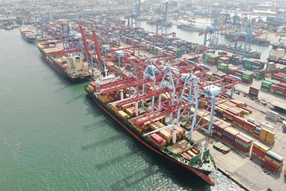 Pelabuhan dengan kapal kargo yang berlabuh