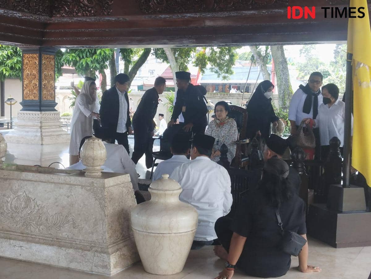 Ketua Umum PDIP, Megawati Sukarno Putri saat berziarah ke makam Bung Karno. IDN Times/Bramanta Pamungkas