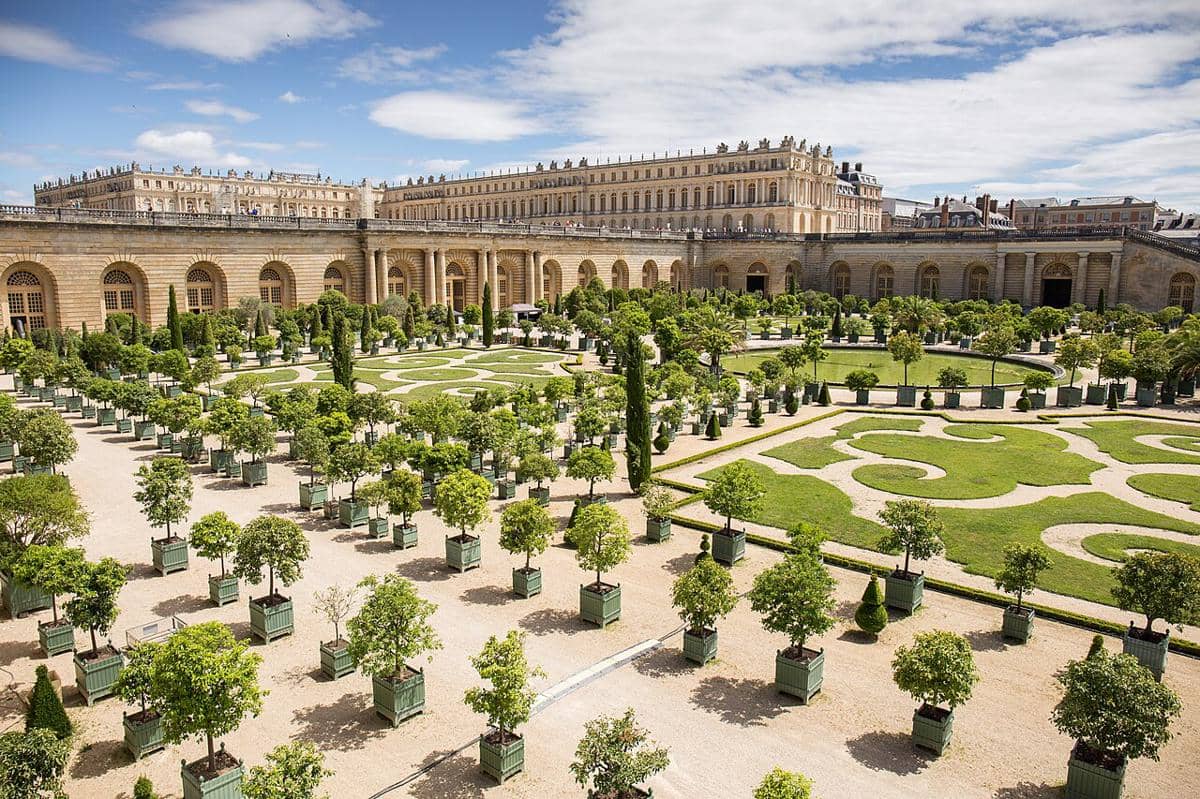 Keindahan taman Orangerie yang tertata rapi di Istana Versailles di Prancis.