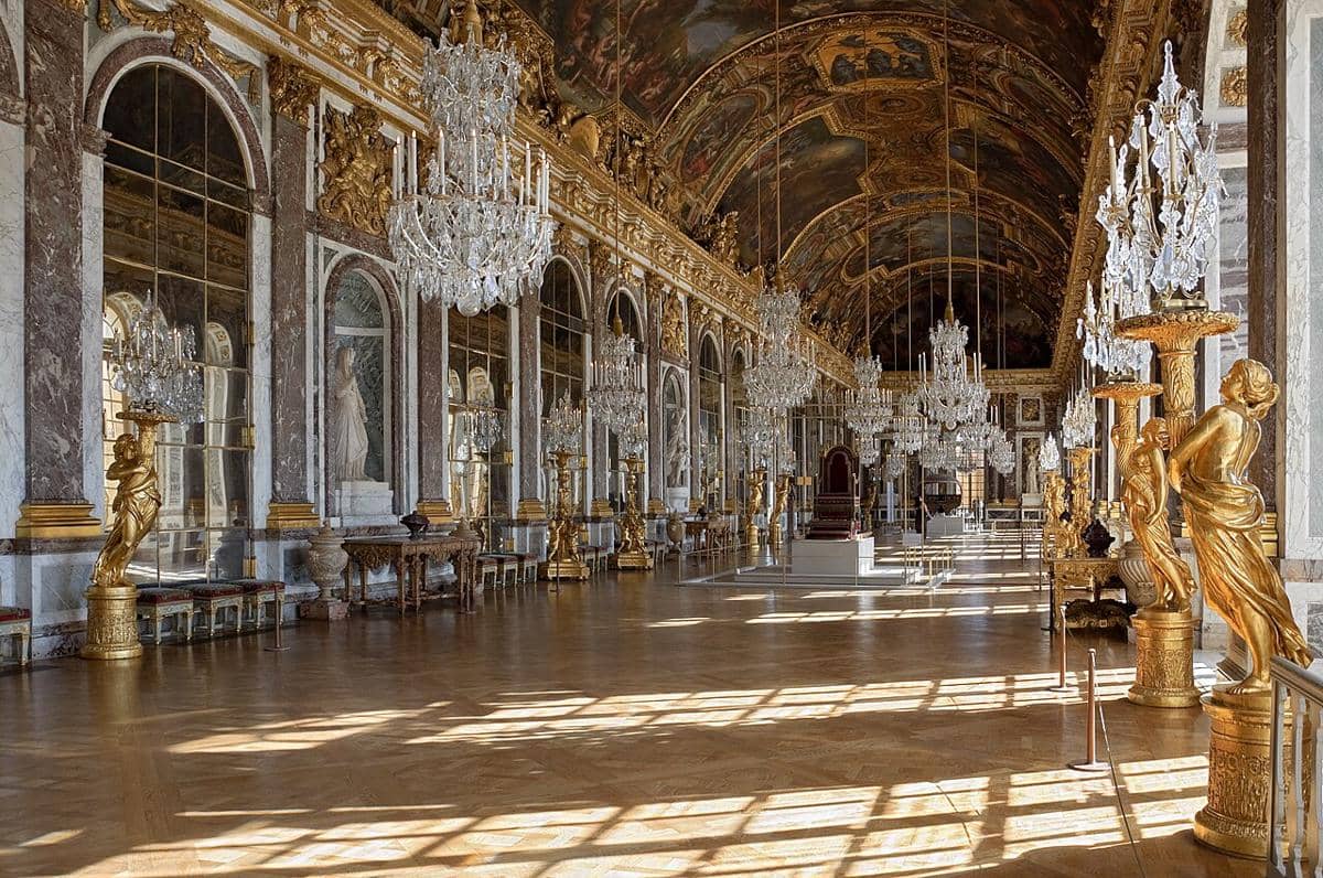 Ruang Cermin di dalam Istana Versailles di Prancis.