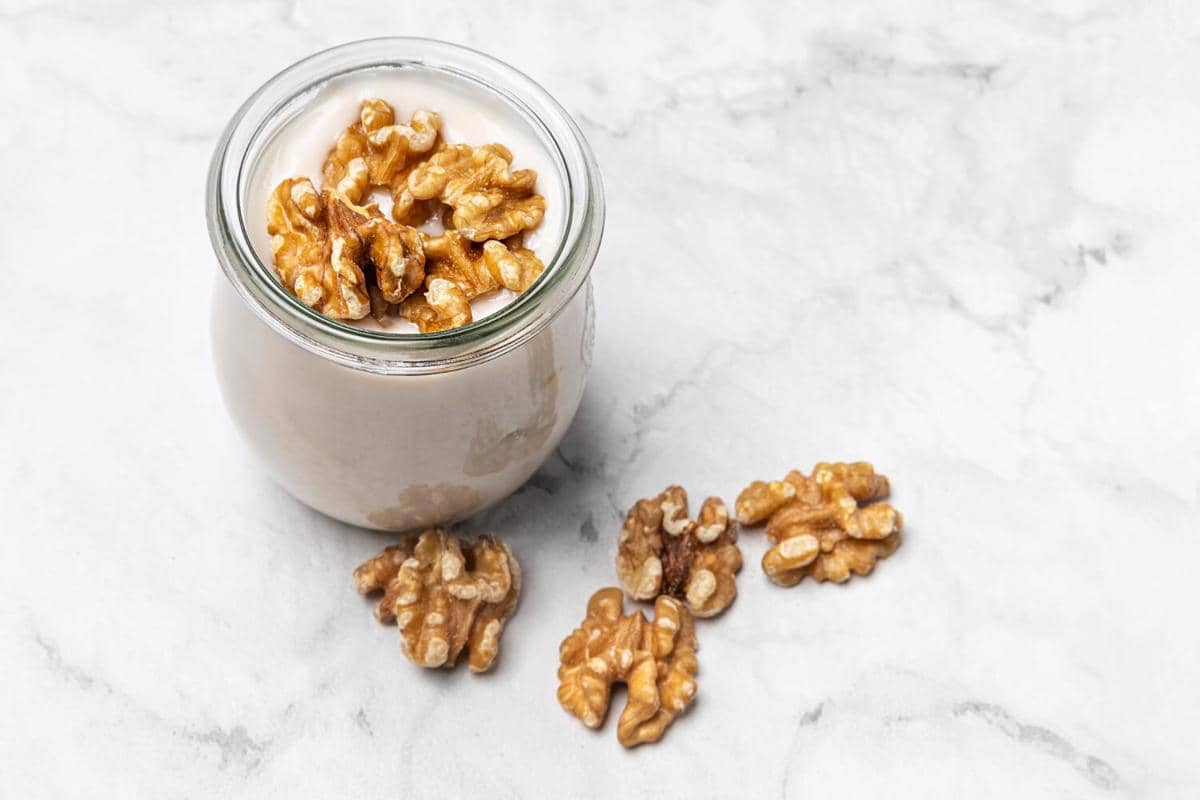 ilustrasi yogurt dan kacang walnut