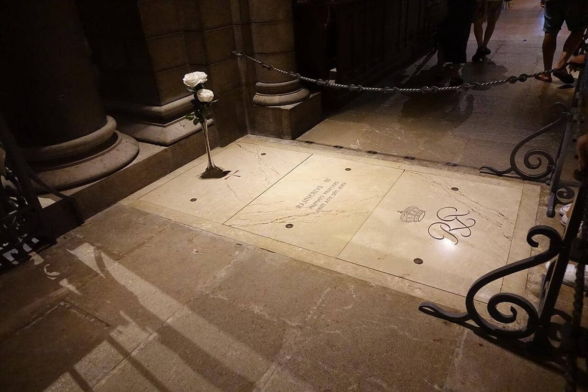 potret makam tokoh monarki Kepangeranan Monako di dalam Katedral Monako 