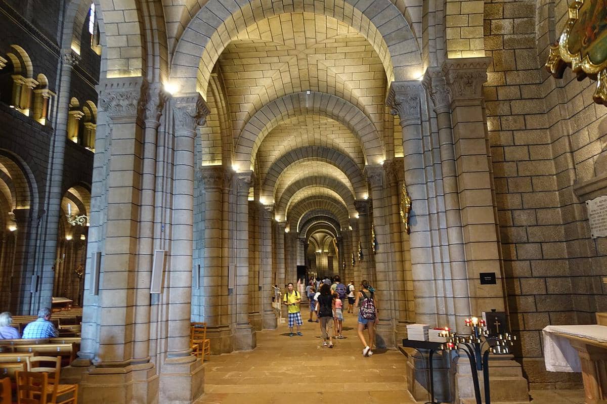 potret interior Katedral Monako yang megah 