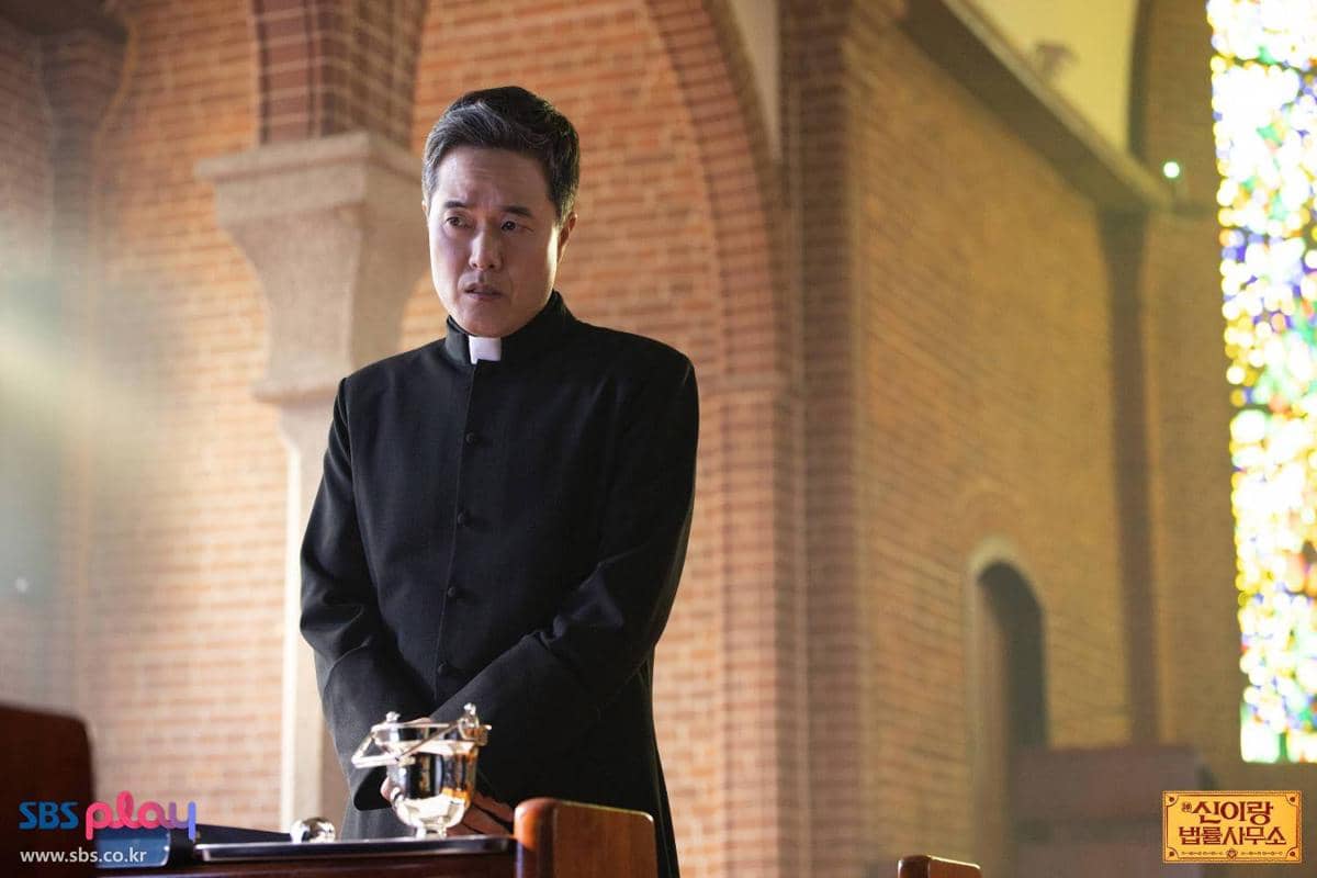 7 Peran Penting Pastor Ma Tae Oh Bagi Shin I Rang di Phantom Lawyer