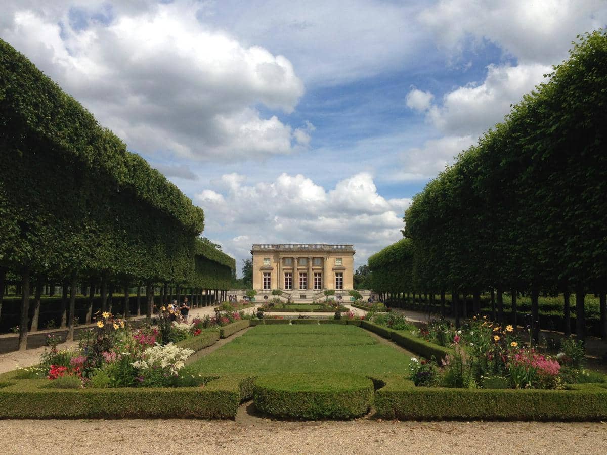 Petit Trianon, sebuah kastil yang terletak di kompleks Istana Versailles.