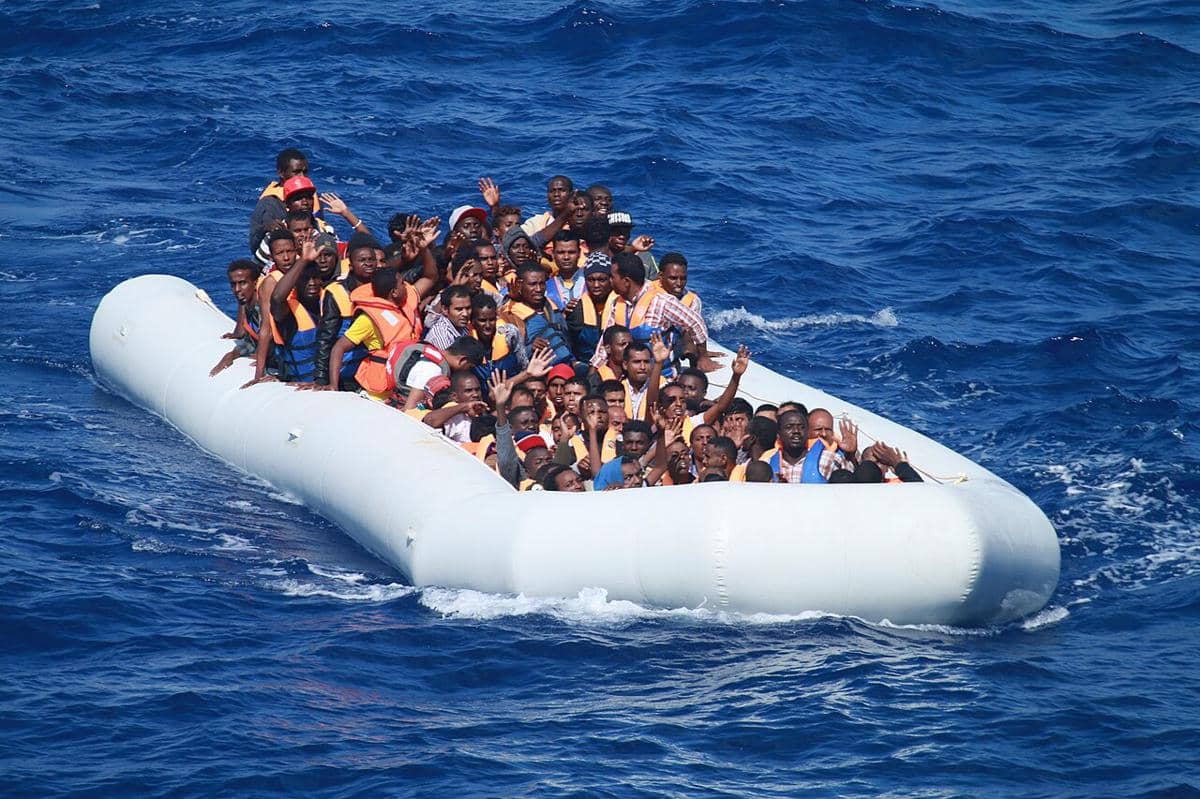 Migran sedang berada di laut.