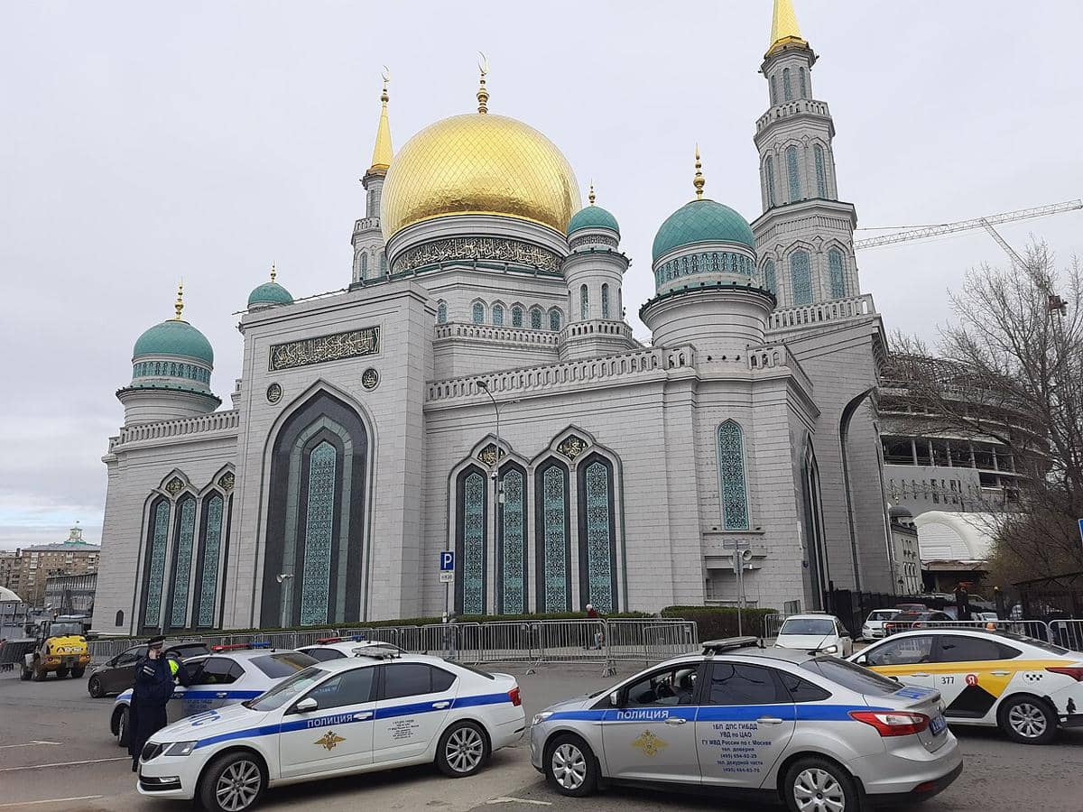 Pemandangan bagian luar dari depan Masjid Katedral Moskow.