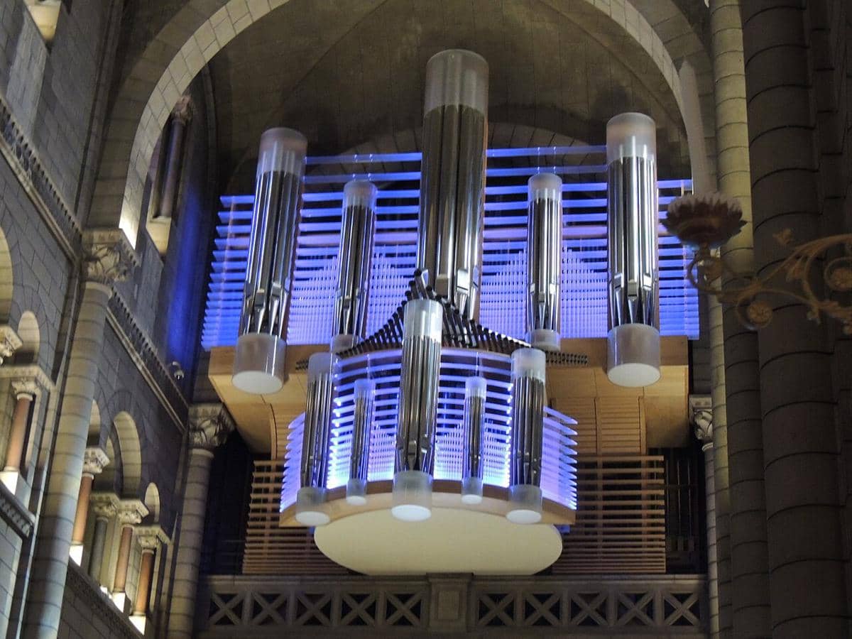 potret instrumen pipe organ Katedral Monako dengan panel plexiglassnya yang ikonik 