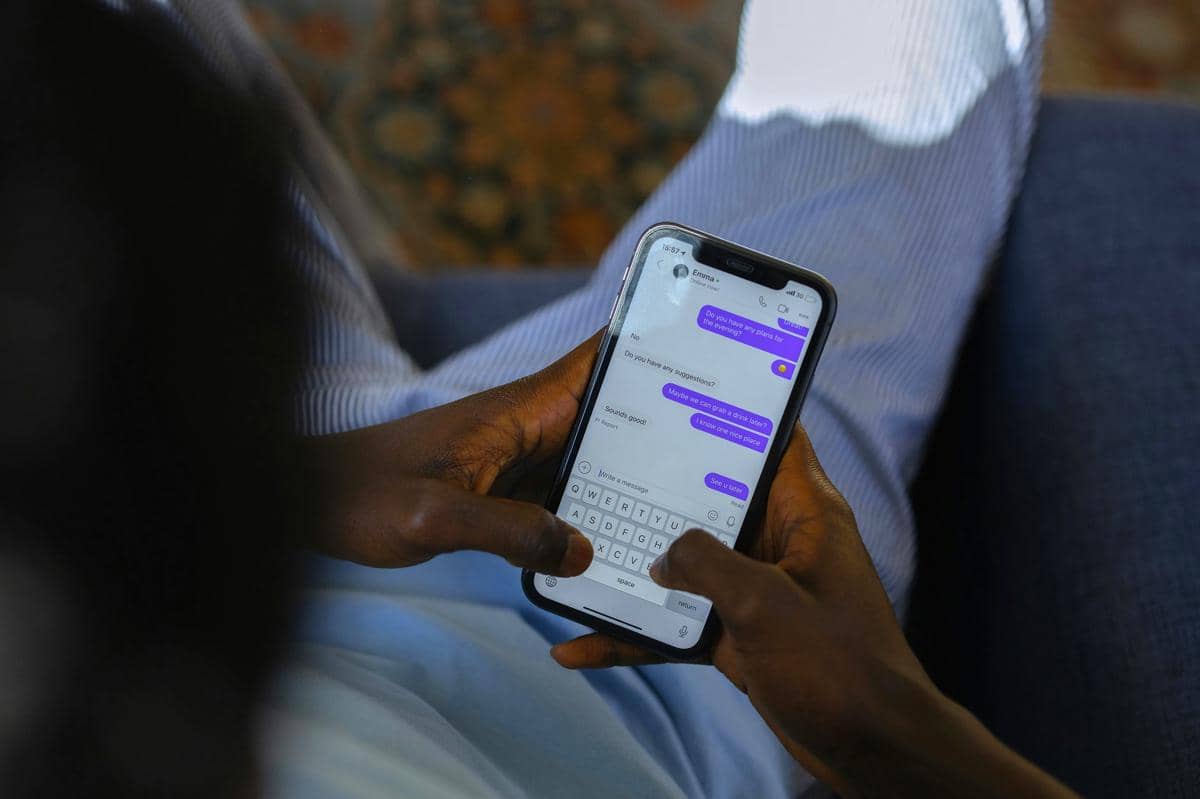 ilustrasi mengirim pesan di ponsel