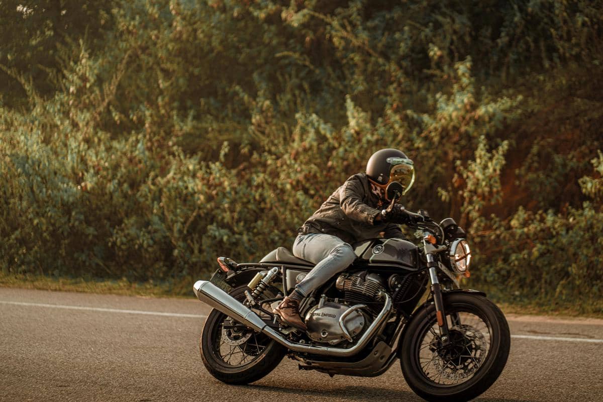 4 Tips Perawatan Rambut Cowok yang Hobi Touring, Anti Lepek!