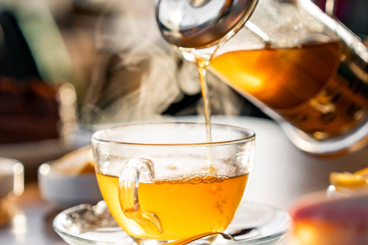 Ilustrasi menuang teh