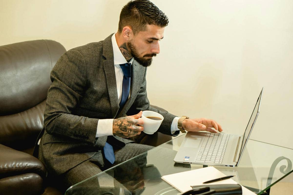 ilustrasi warna gelap untuk pria 