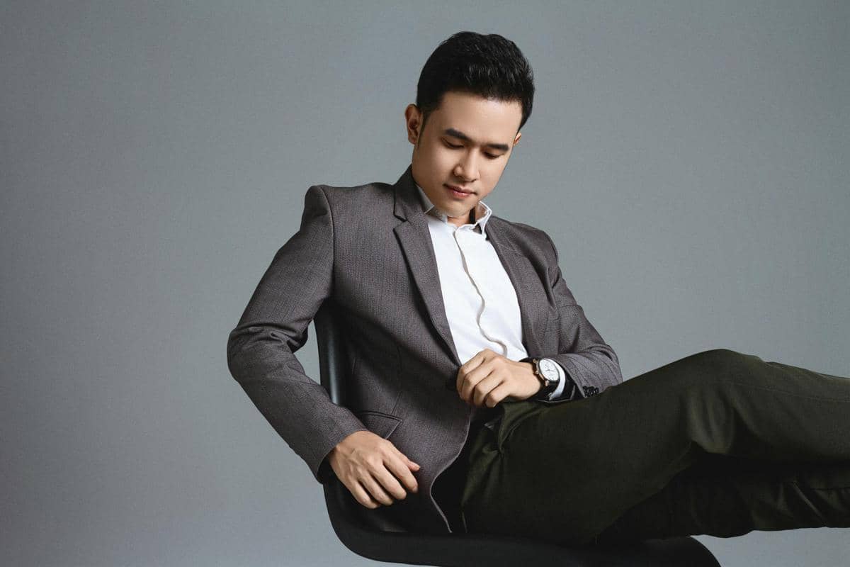 4 Warna Outfit Gelap Selain Hitam yang Cocok untuk Pria, Makin Elegan!