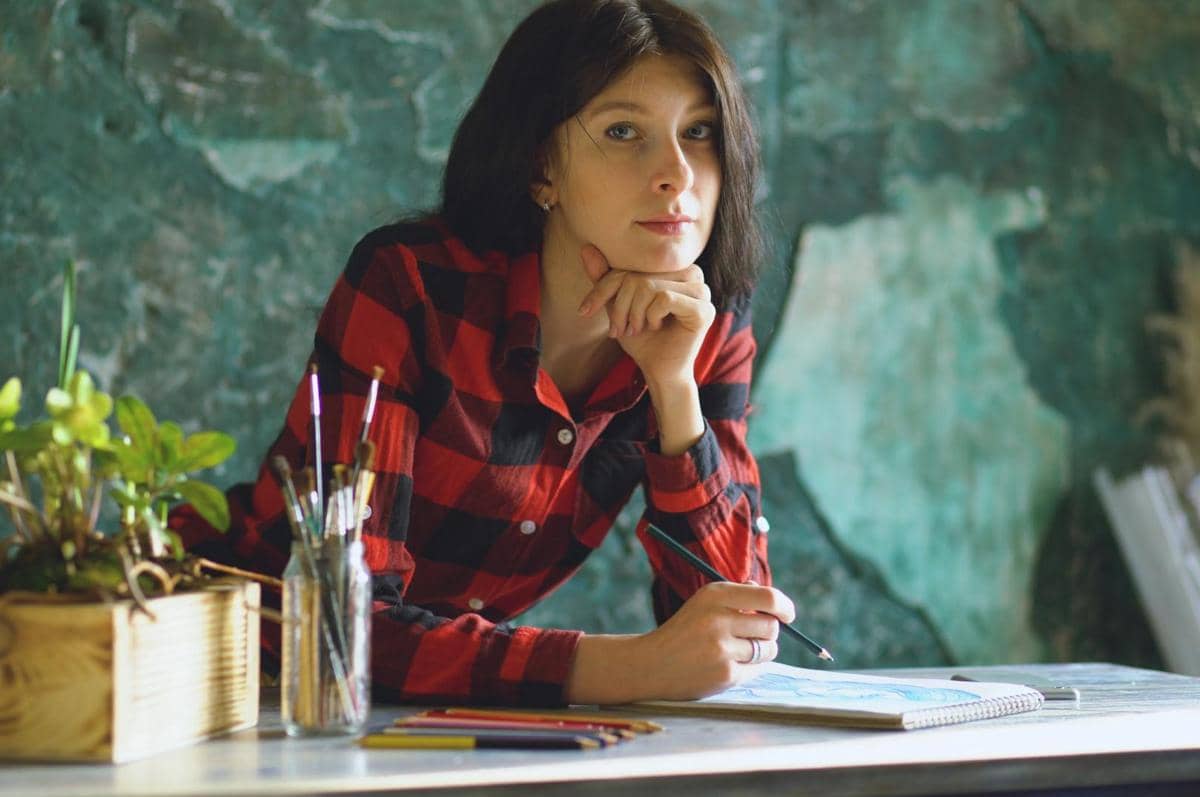 seorang wanita sedang menyendiri