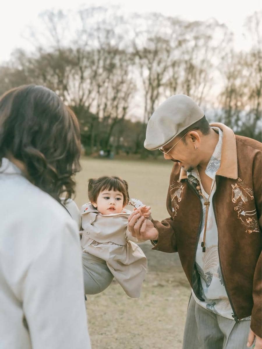 Denny Sumargo dan keluarga berkeliling taman sakura