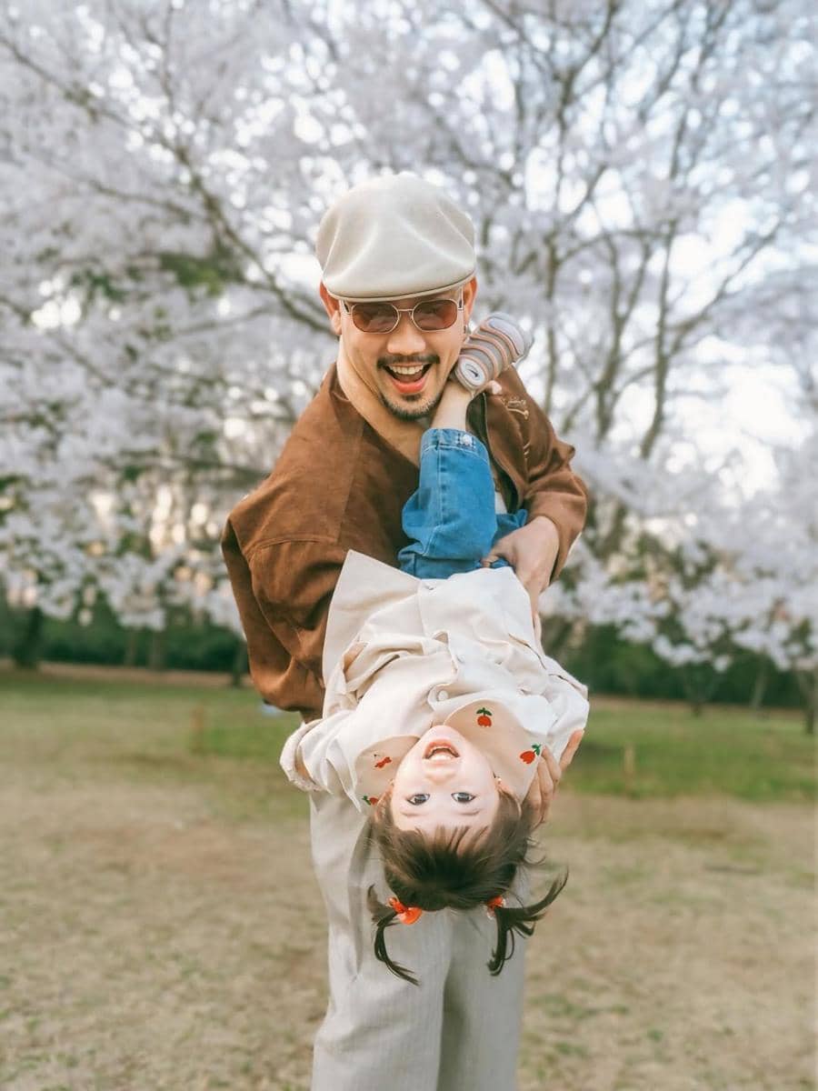 Denny Sumargo dan keluarga berkeliling taman sakura