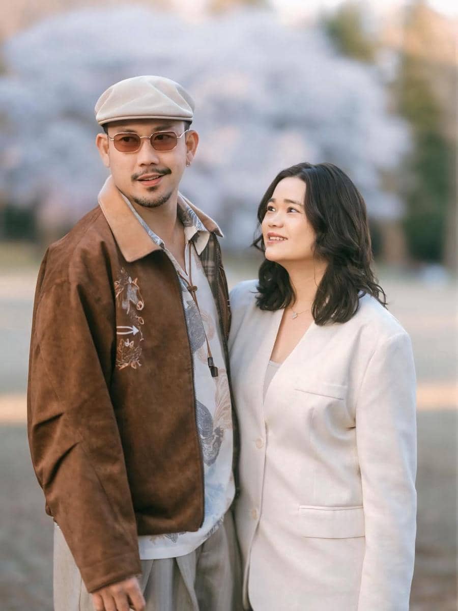 Denny Sumargo dan keluarga berkeliling taman sakura