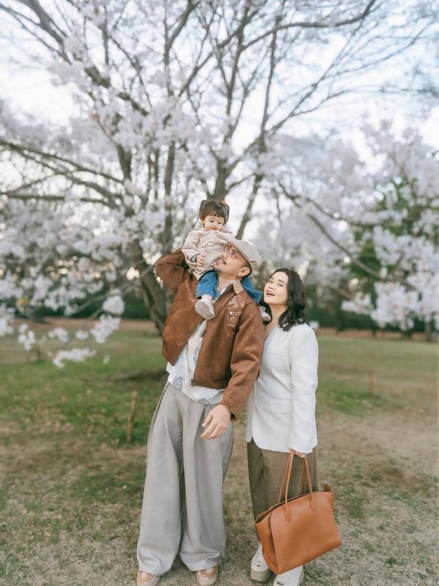 Denny Sumargo dan keluarga berkeliling taman sakura