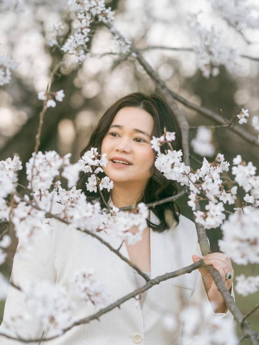 Denny Sumargo dan keluarga berkeliling taman sakura