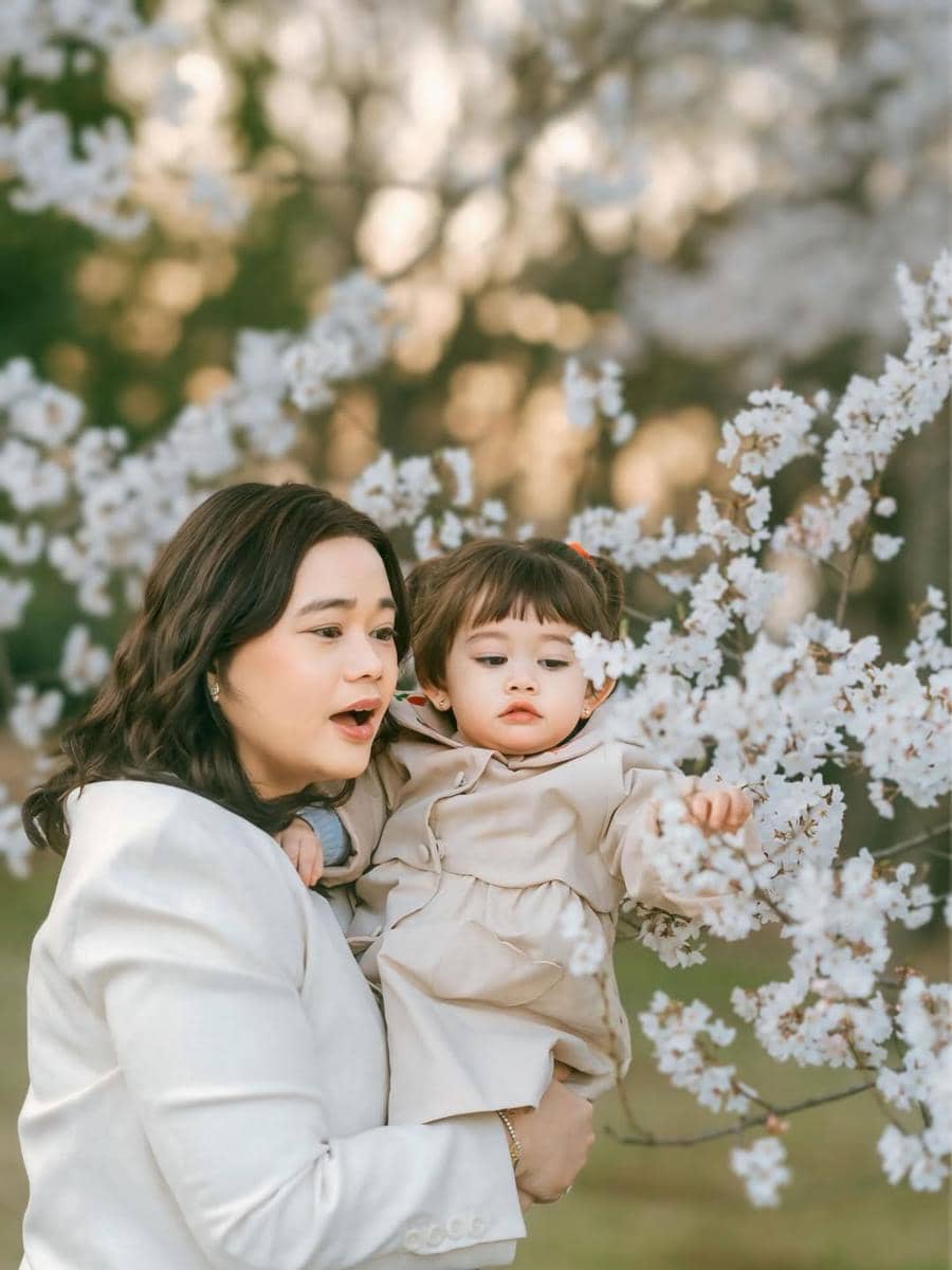 Denny Sumargo dan keluarga berkeliling taman sakura