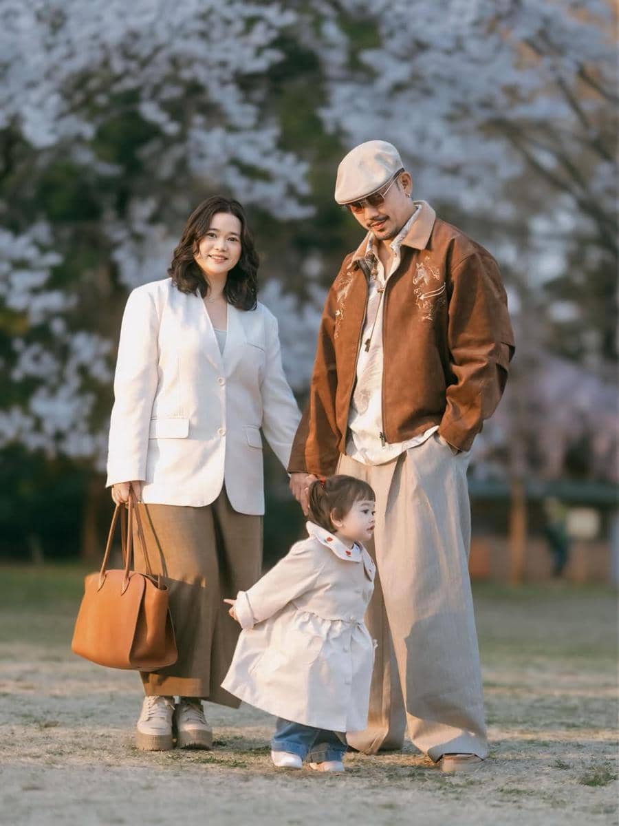 Denny Sumargo dan keluarga berkeliling taman sakura