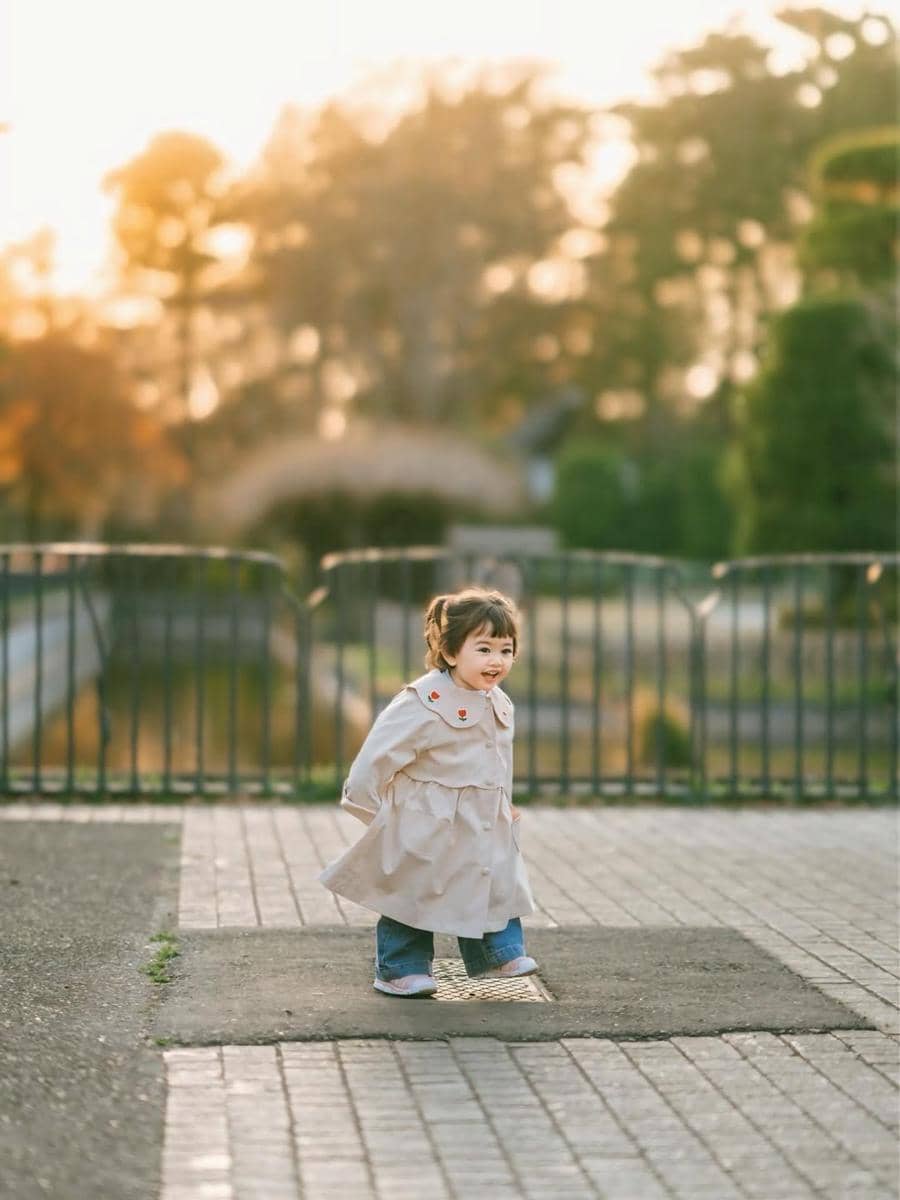 Denny Sumargo dan keluarga berkeliling taman sakura