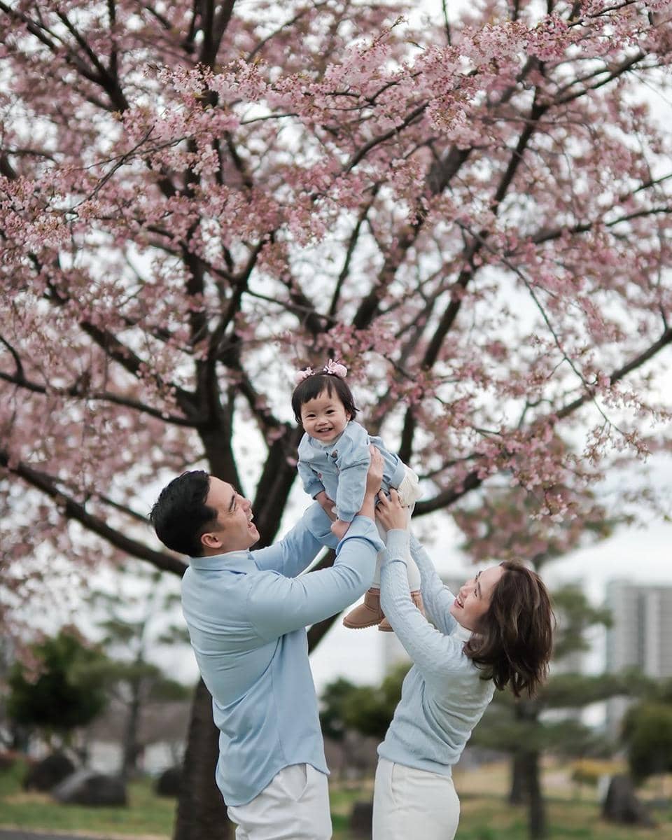 Gritte Agatha dan keluarga liburan di Jepang 