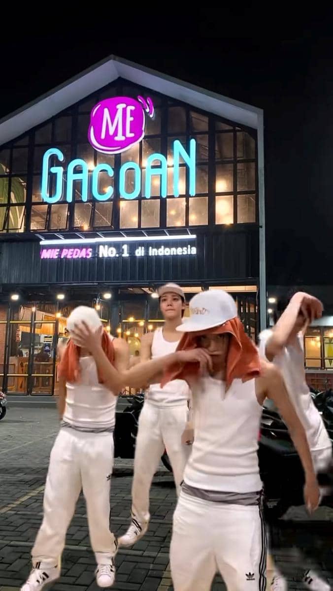 LNGSHOT di depan Gacoan