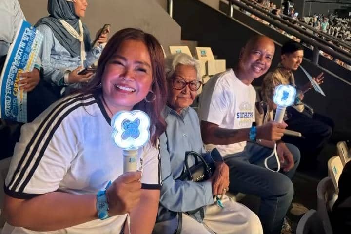 Keluarga Carmen nonton fan meeting Hearts2Hearts di Jakarta