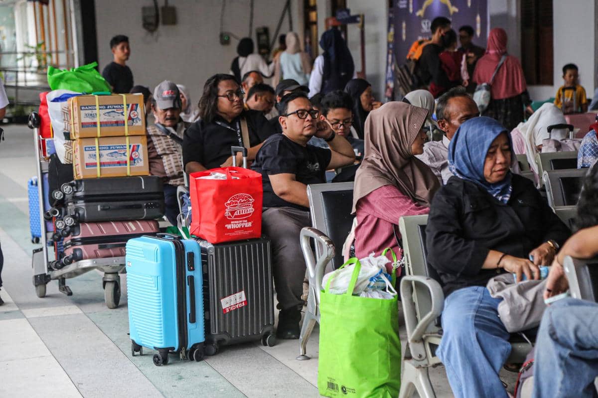 Sejumlah pemudik menunggu jadwal keberangkatan kereta api seusai pelepasan program arus balik gratis Pemprov Jateng di Stasiun Semarang Tawang, Semarang, Jawa Tengah, Jumat (27/3/2026). ( ANTARA FOTO/Makna Zaezar)