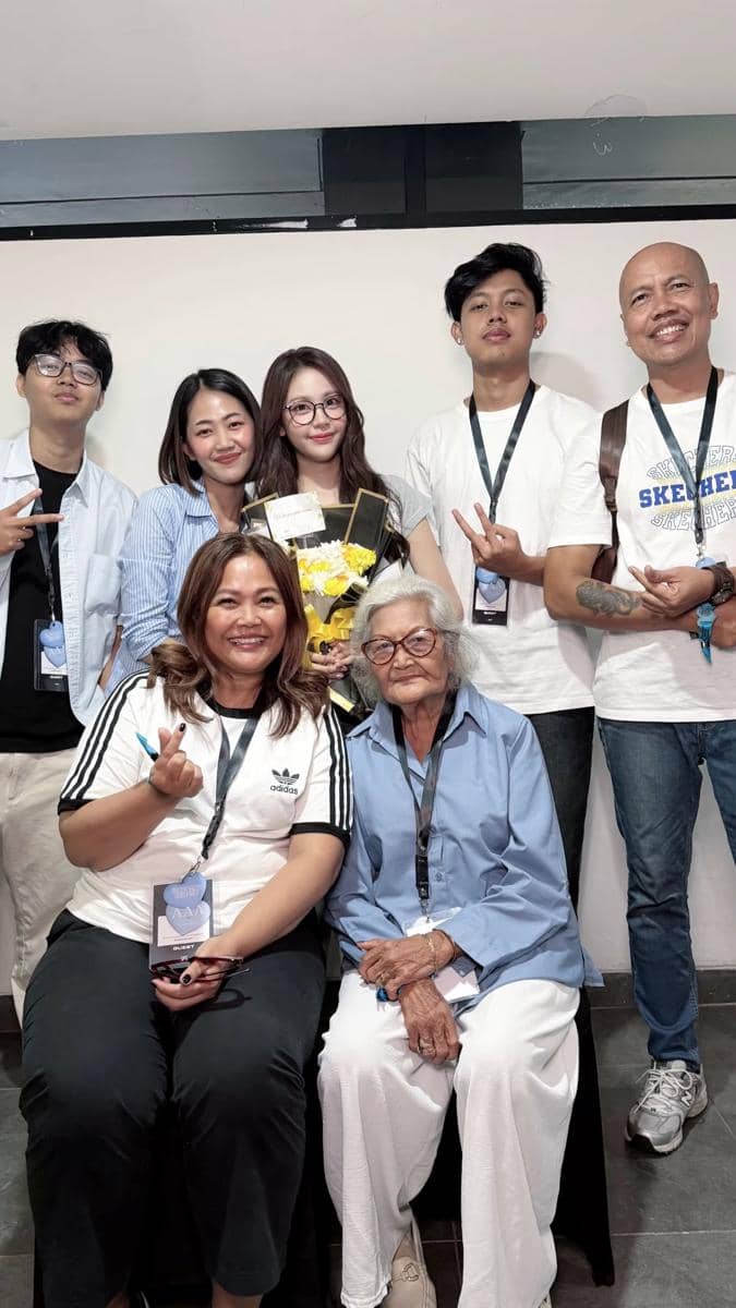 Keluarga Carmen nonton fan meeting Hearts2Hearts di Jakarta