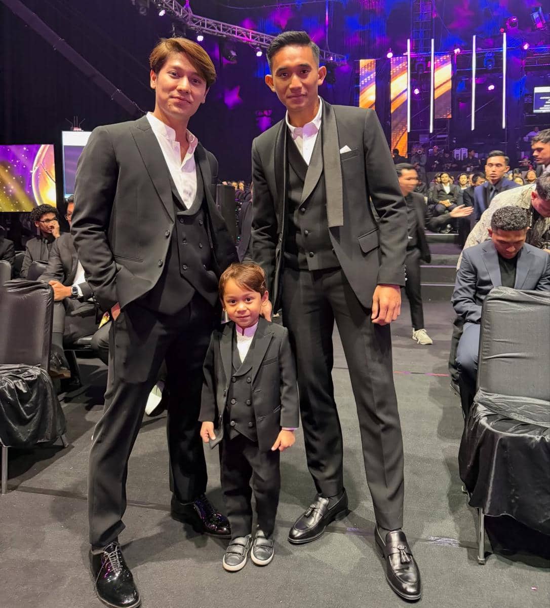 Rizky Billar dan anak sulungnya, Levian foto bareng pemain bola Rizky Ridho
