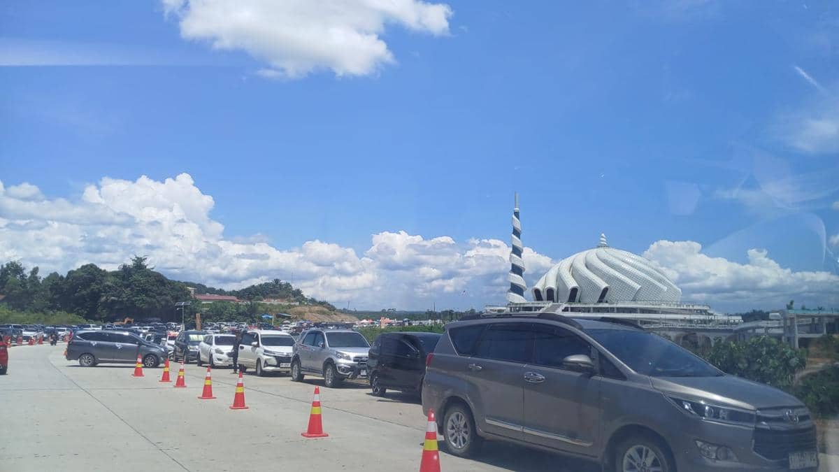 Antrean kendaraan di Masjid Negara Ibukota Nusantara