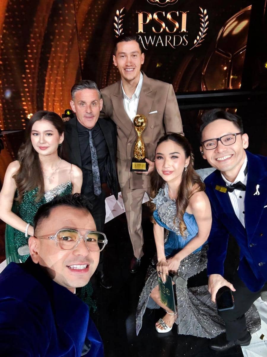 Zoe Abbas hadir di PSSI Awards 2026, sempat foto bareng dengan Jay Idzes dan John Herdman