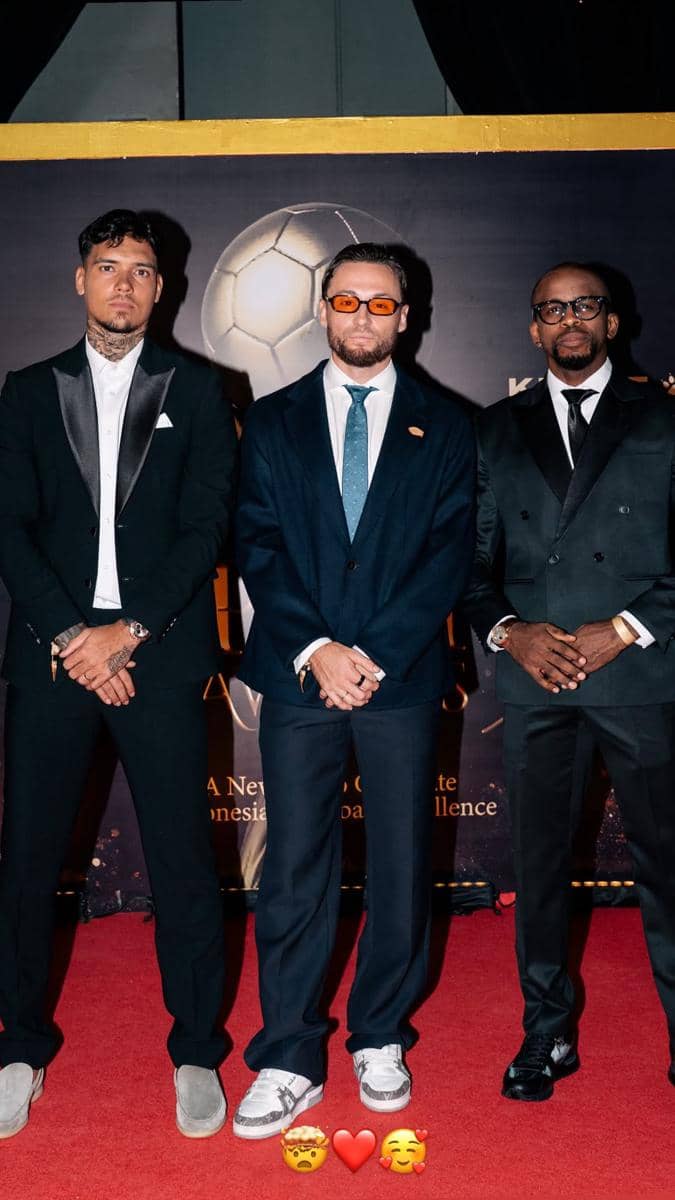 Suami Kimmy Jayanti, Greg Nwokolo, berpose bareng dua pemain timnas yang masih aktif yakni Marc Klok dan Shayne Pattynama