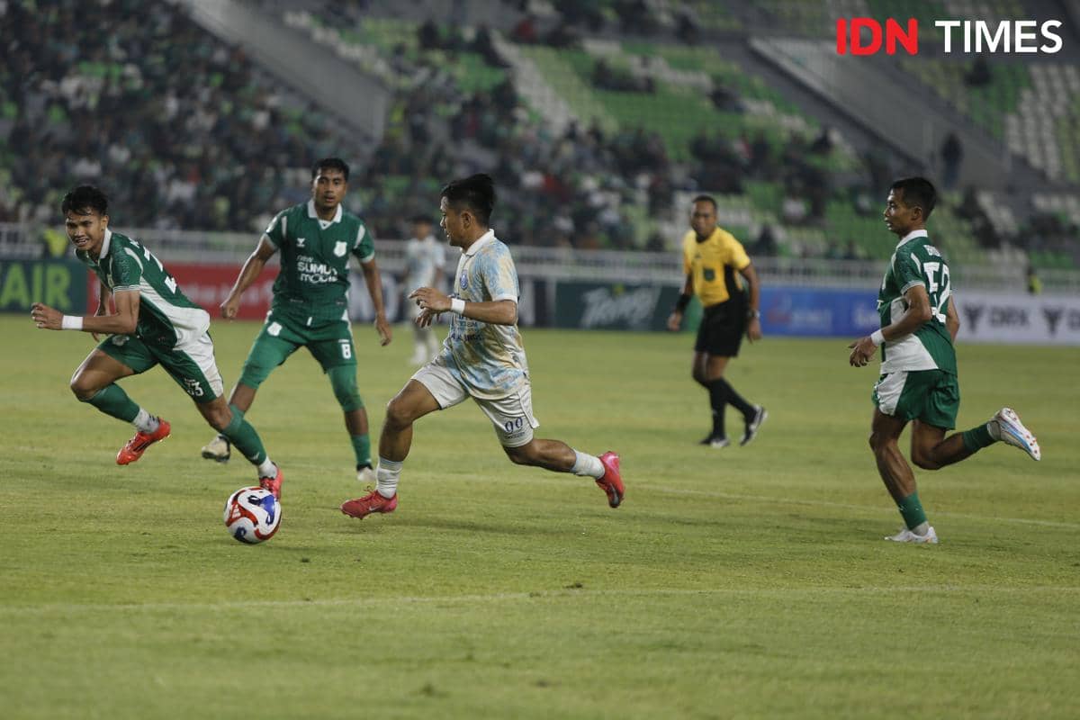 Pemain PSPS Natael Siringoringo berduel dengan tiga pemain PSMS di Stadion Utama Sumut, Sabtu (28/3/2026)(IDN Times/Doni Hermawan)