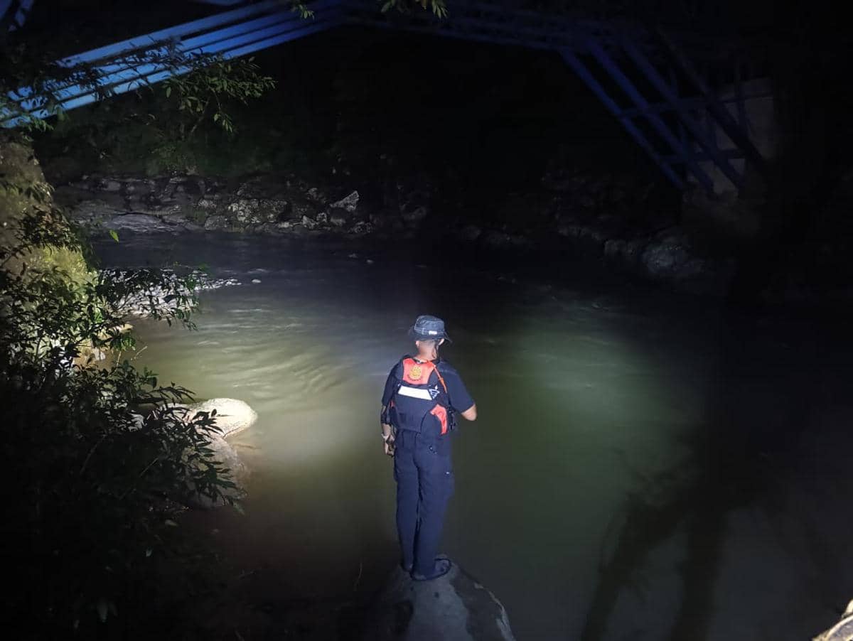 Dua Wisatawan Hilang Terseret Air Bah di Sungai Kalimborang Maros