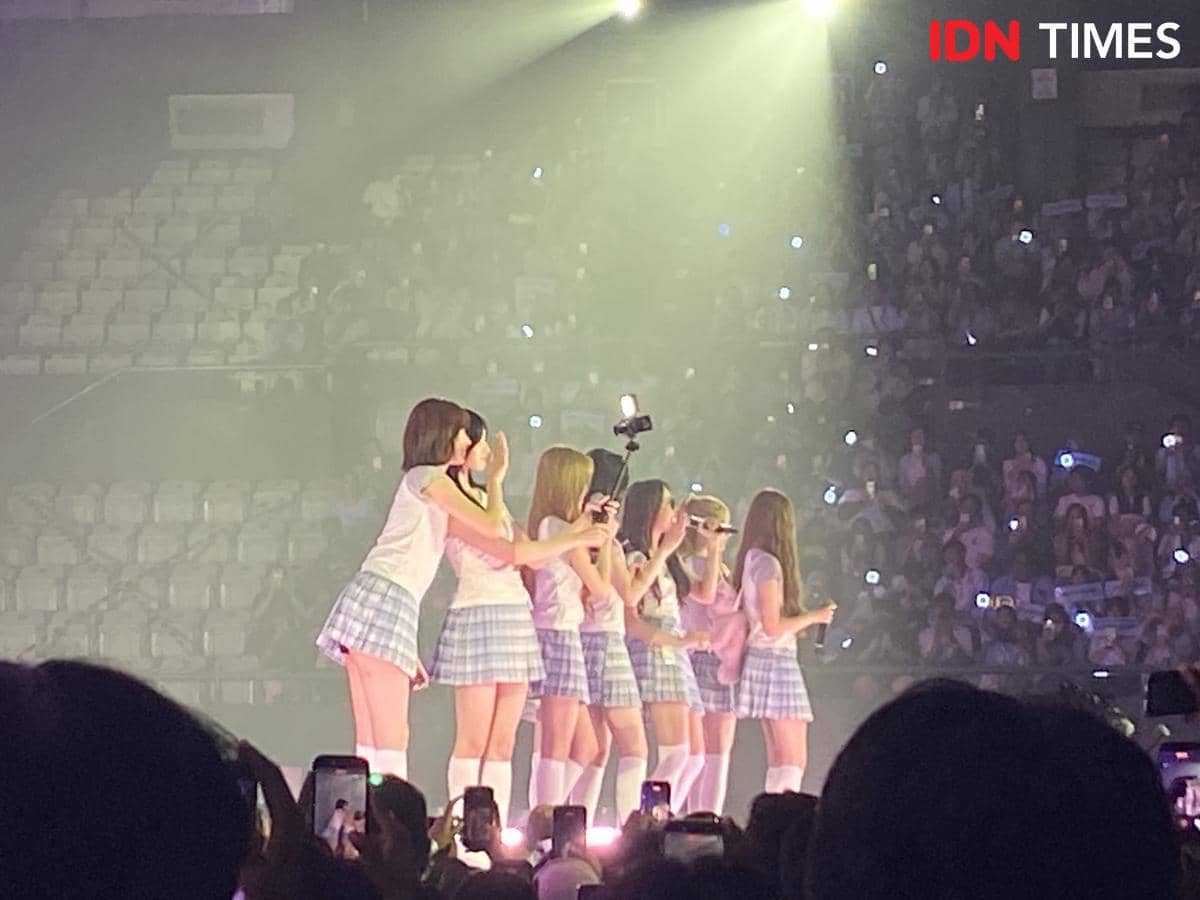 potret fan meeting Hearts2Hearts di Tennis Indoor Senayan, Sabtu (28/3/2026)