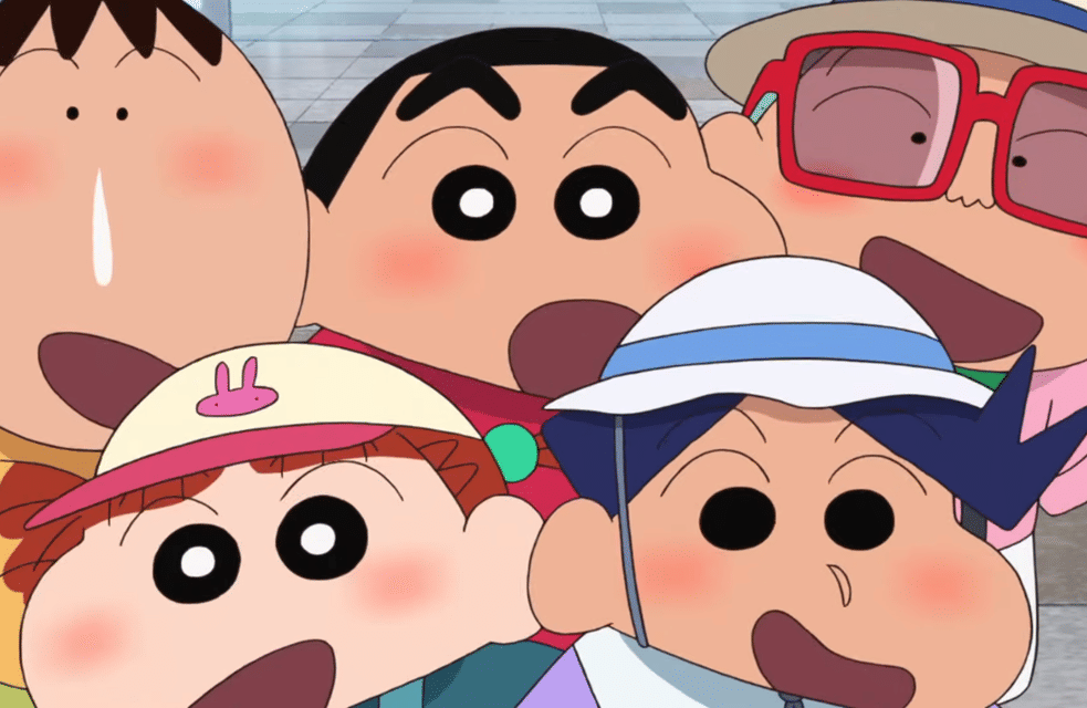 Lima karakter anak-anak dari serial animasi Crayon Shin-chan tersenyum ceria dengan ekspresi lucu dan pipi kemerahan.
