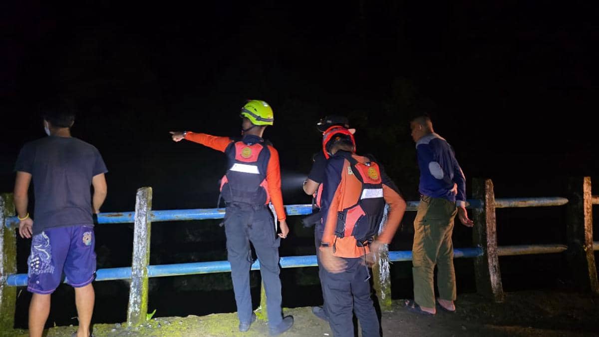 Tim SAR berupaya mencari keberadaan dua orang yang tersereat arus di Sungai Kalimborang, Dusun Bahagia, Kecamatan Tompobulu, Kabupaten Maros, Minggu (29/3/2026). Dok. Basarnas Makassar