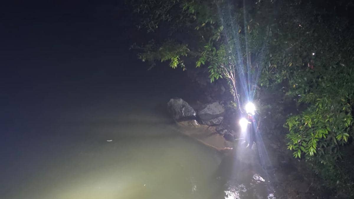 Tim SAR berupaya mencari keberadaan dua orang yang tersereat arus di Sungai Kalimborang, Dusun Bahagia, Kecamatan Tompobulu, Kabupaten Maros, Minggu (29/3/2026). Dok. Basarnas Makassar