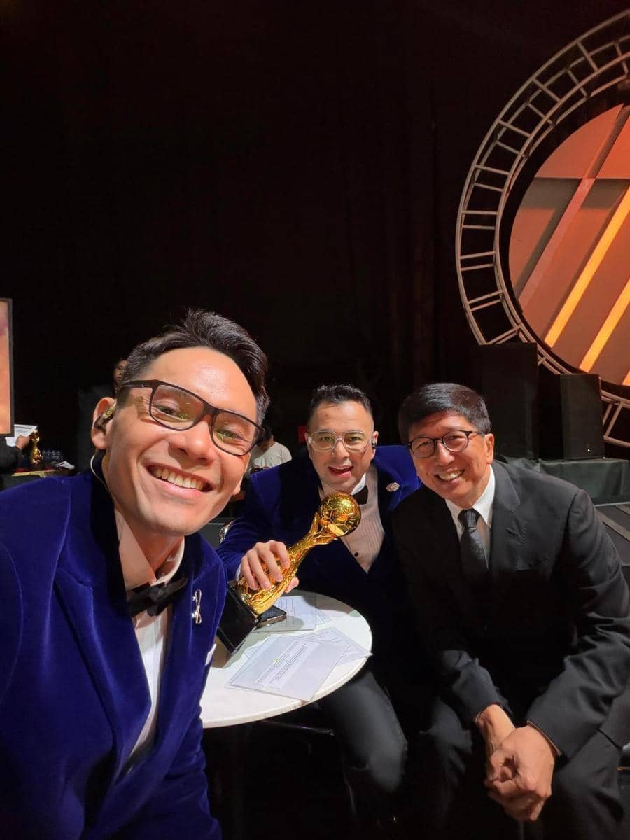 Ben Kasyafani berfoto dengan rekan MC-nya di PSSI Awards 2026, Raffi Ahmad