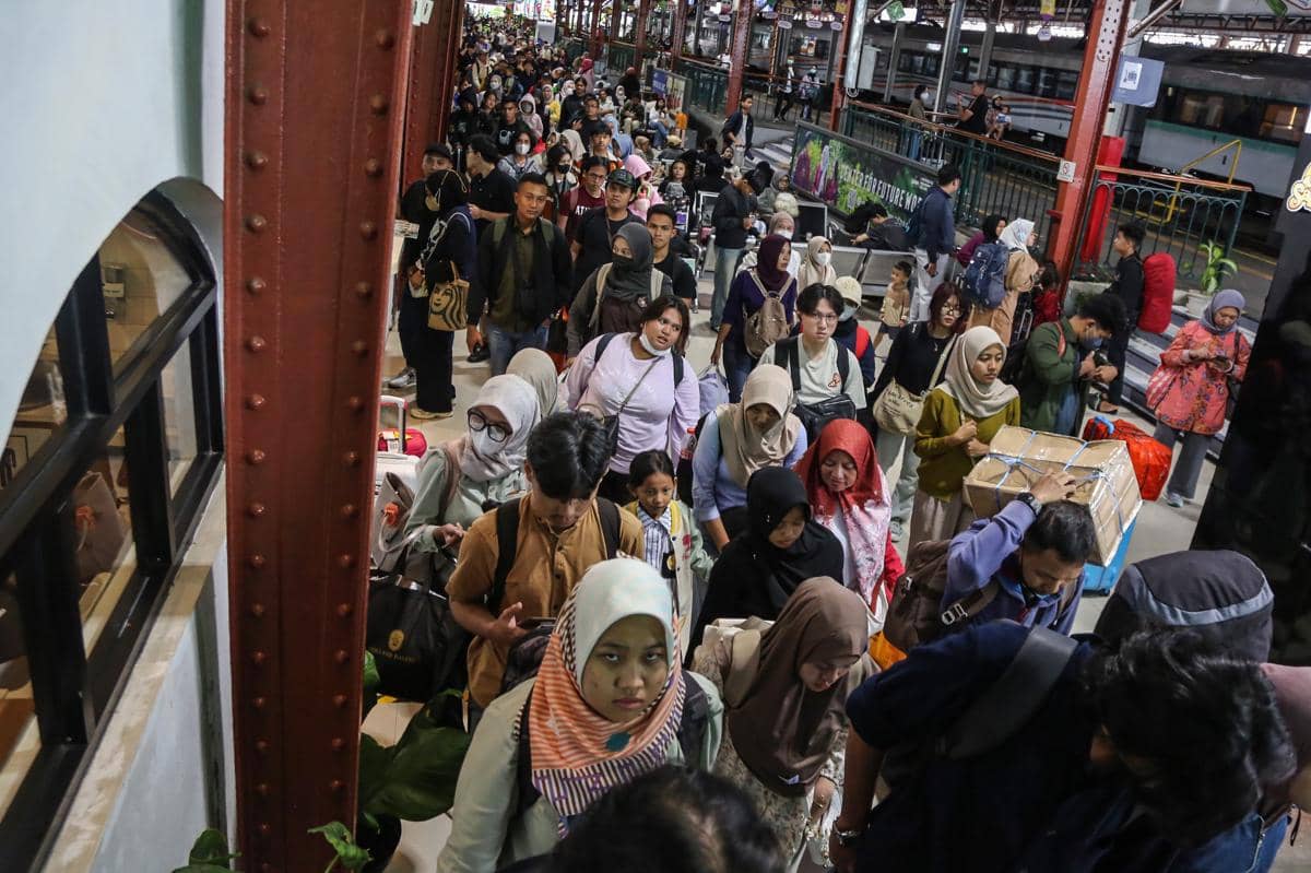 Sejumlah penumpang kereta api jarak jauh berjalan keluar setibanya di Stasiun Semarang Tawang, Semarang, Jawa Tengah, Kamis (26/3/2026). ( ANTARA FOTO/Makna Zaezar)