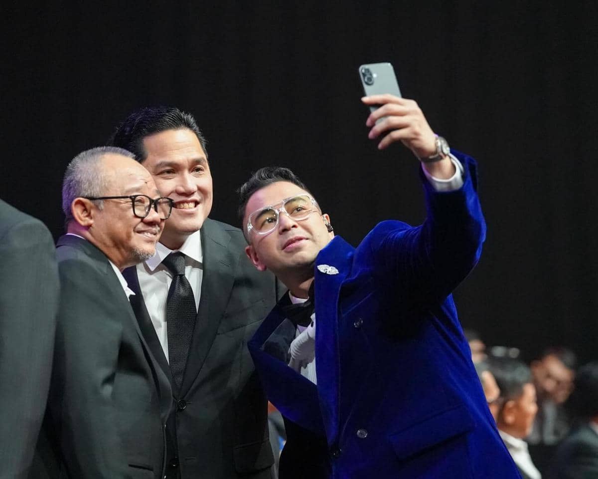 Raffi Ahmad yang jadi MC di PSSI Awards 2026 nampak berfoto dengan Menpora Erick Tohir