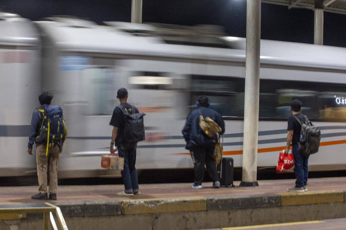 Sejumlah pemudik menunggu kedatangan kereta api jarak jauh. (ANTARA FOTO/Dedi Suwidiantoro)