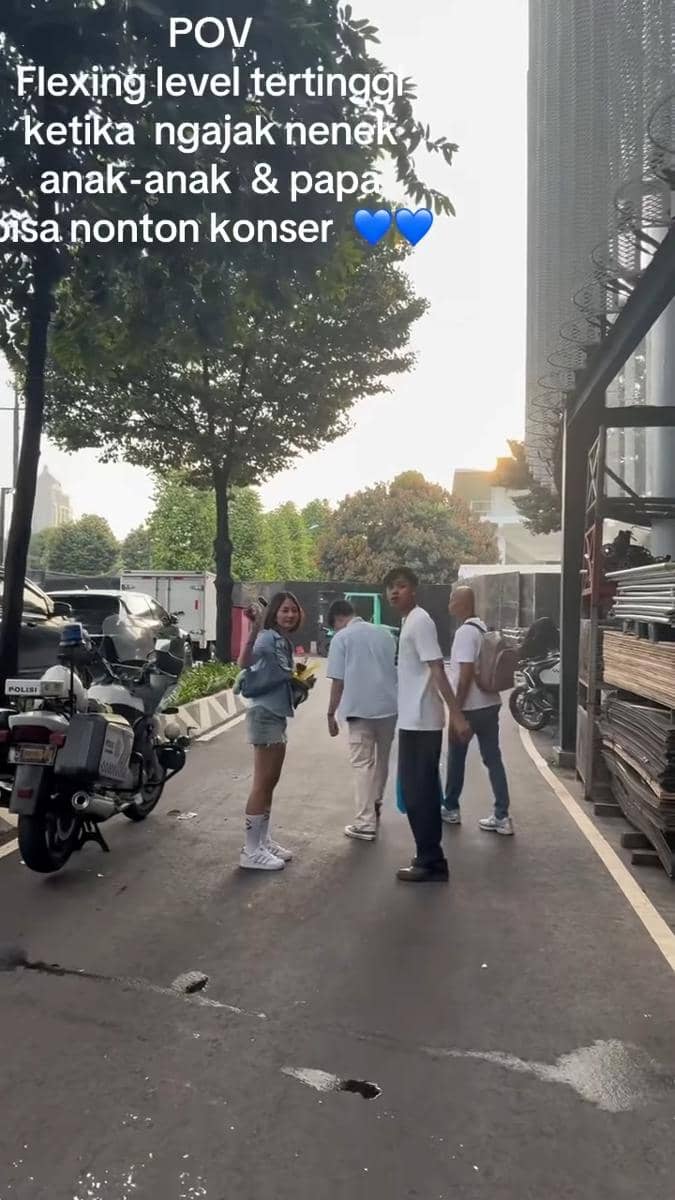 Keluarga Carmen nonton fan meeting Hearts2Hearts di Jakarta