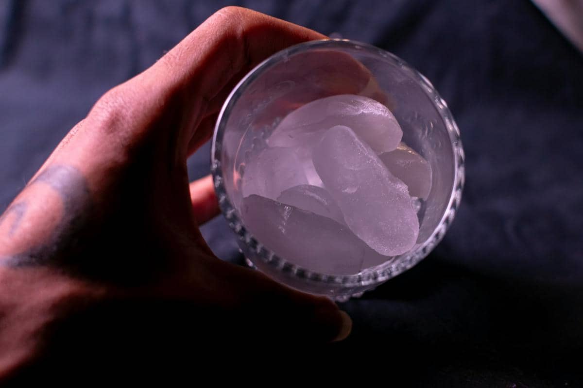 Mengunyah Es Batu, Apakah Aman untuk Kesehatan?